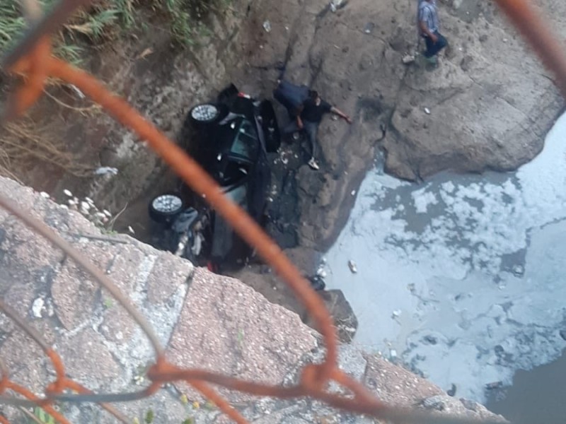 Camioneta cae a barranca en zona de Flor del Bosque