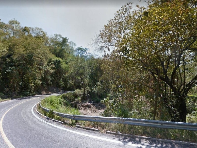 Camioneta cae a barranco