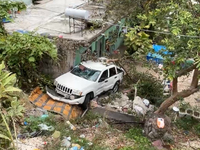Camioneta cae a desnivel en colonia Rodeo de Tepic
