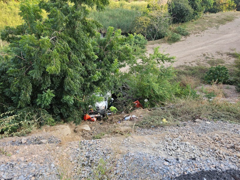 Camioneta cae a la laguna de Tepalcates