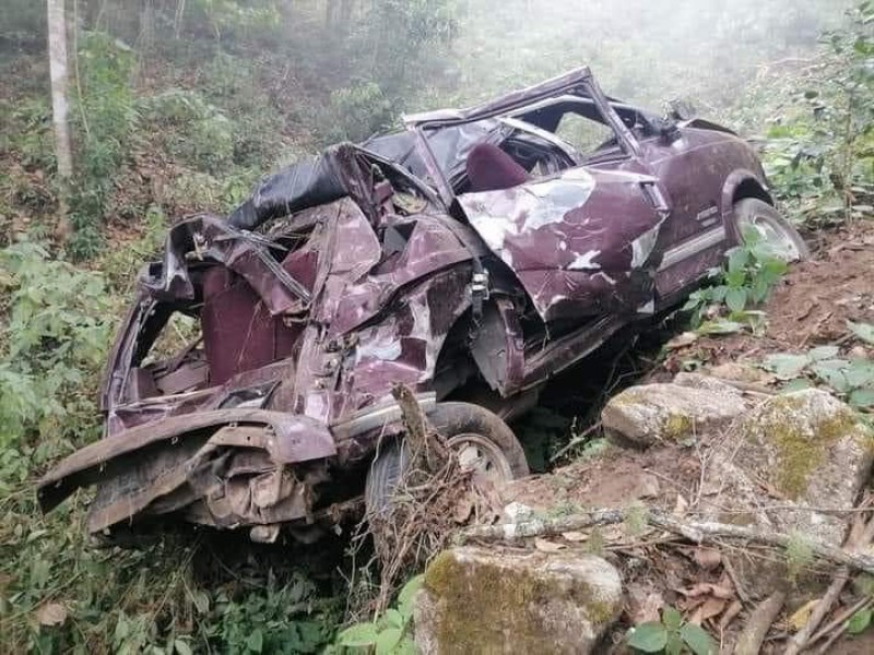 Camioneta cae al barranco en Loxicha; hay cuatro muertos