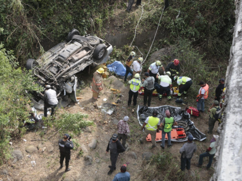 Camioneta cae desde lo alto de puente en Amatlán