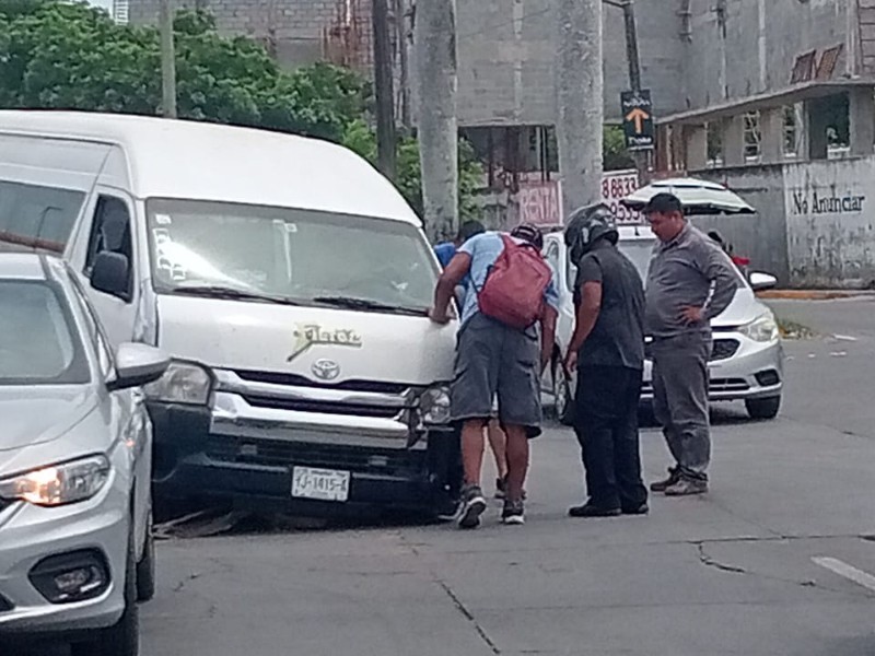Camioneta cae en registro sin tapa en Tejería