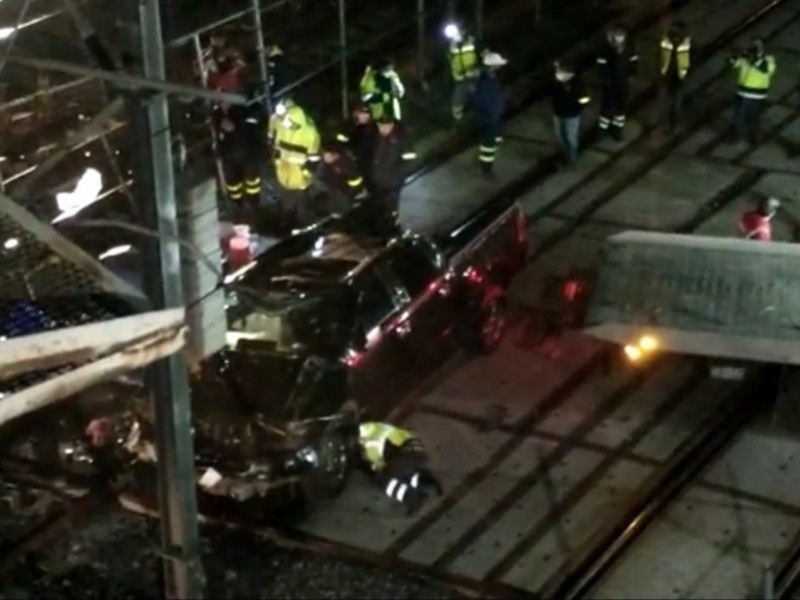 Camioneta cae en vías del Tren Suburbano