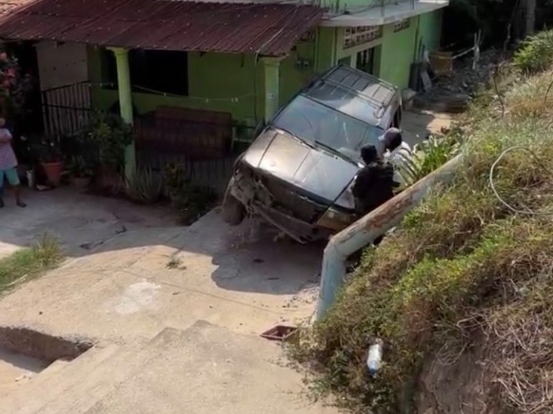 Camioneta cae sobre vivienda y deja tres lesionados en Coyuca ...