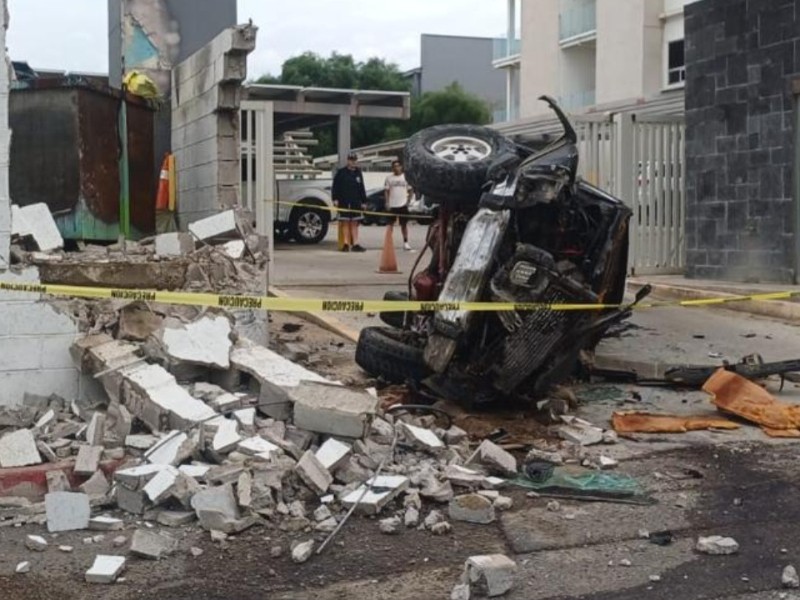 Camioneta choca con barda de concreto y vuelca
