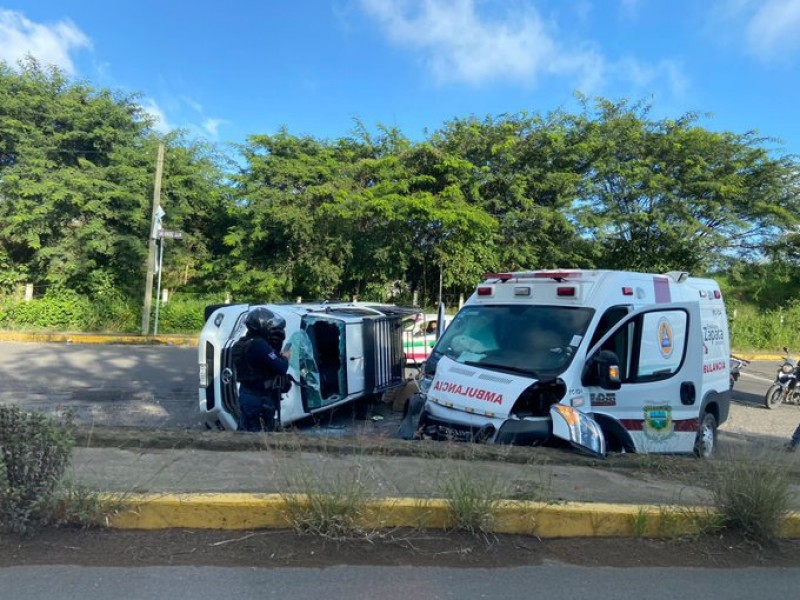 Camioneta choca contra ambulancia en Emiliano Zapata