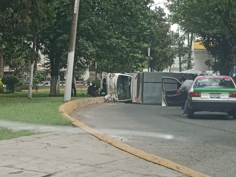 Camioneta choca contra árbol y vuelca en Lázaro Cárdenas