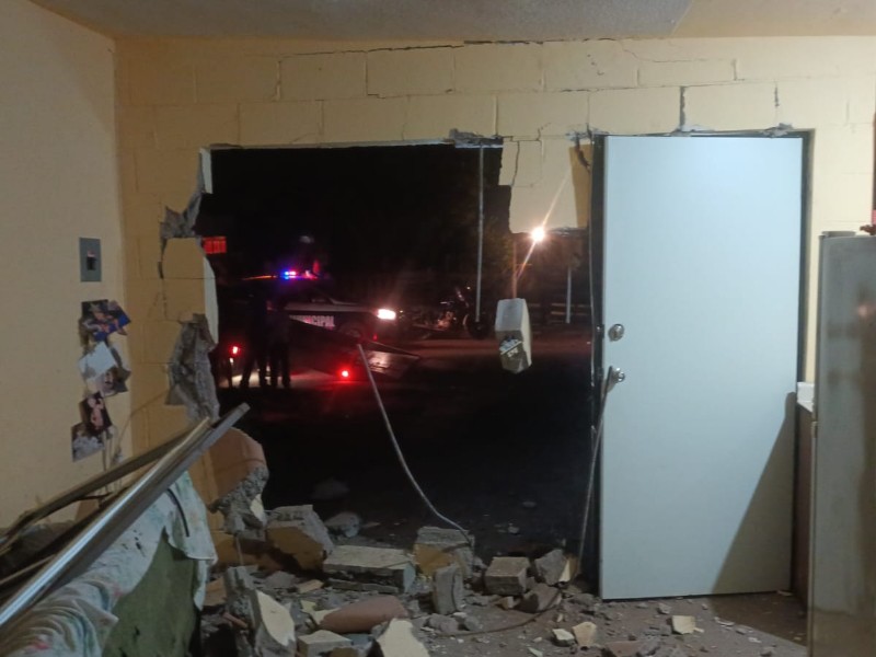 Camioneta choca contra casa y pone en riesgo a familia