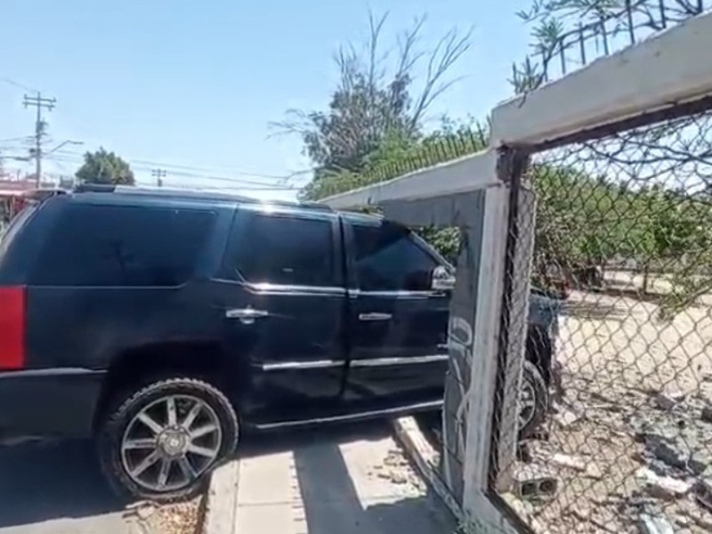 Camioneta choca contra cerco de escuela primaria