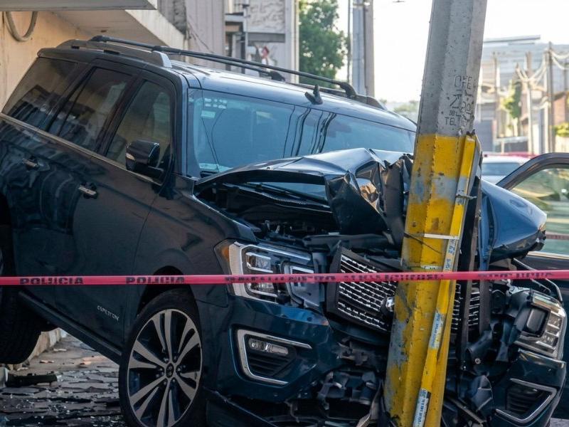 Camioneta choca contra poste en Reforma Sur; deja sin luz a vecinos