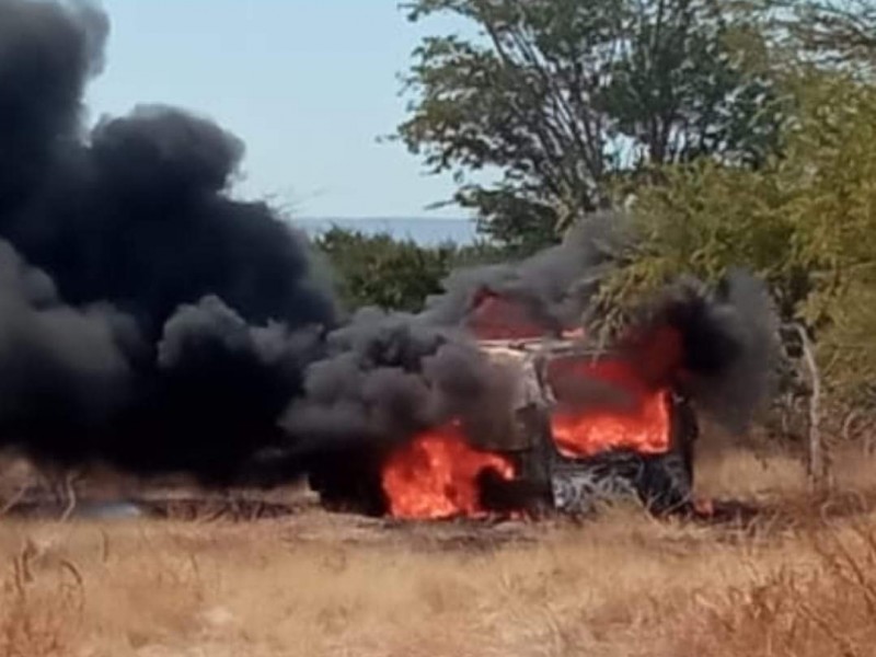 Camioneta consumida por las llamas en colonia Calafia