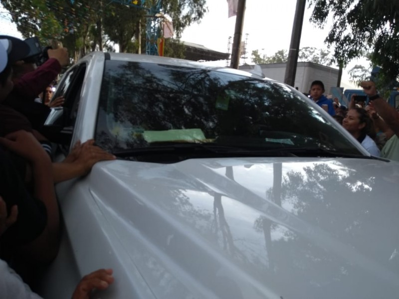 Camioneta de AMLO lesiona a mujer en Tecamachalco