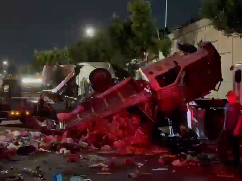 Camioneta de basura cae de puente vehicular en Ecatepec