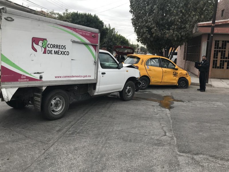 Camioneta de Correos de México protagoniza accidente vial