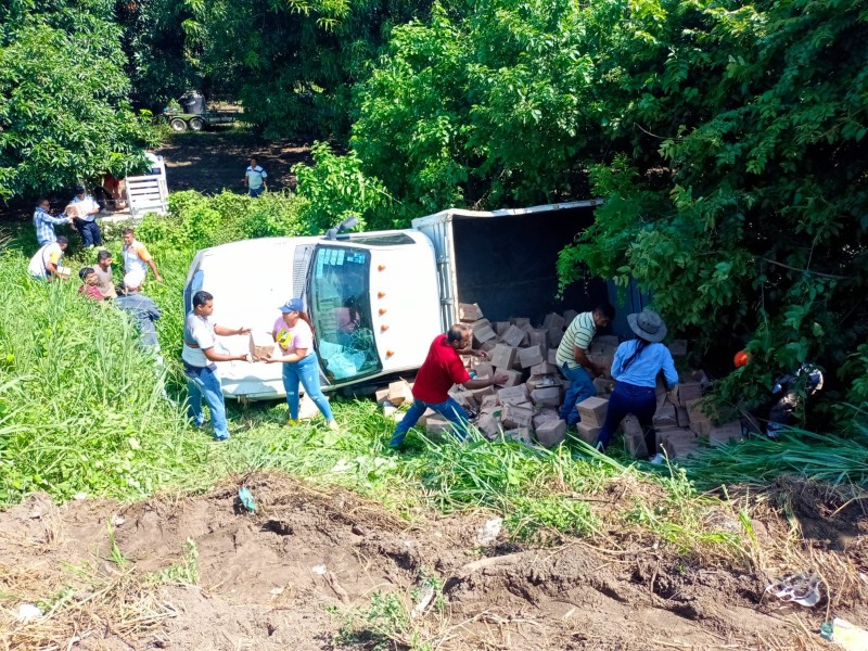 Camioneta del DIF Tecpan cargada con despensas vuelca en carretera