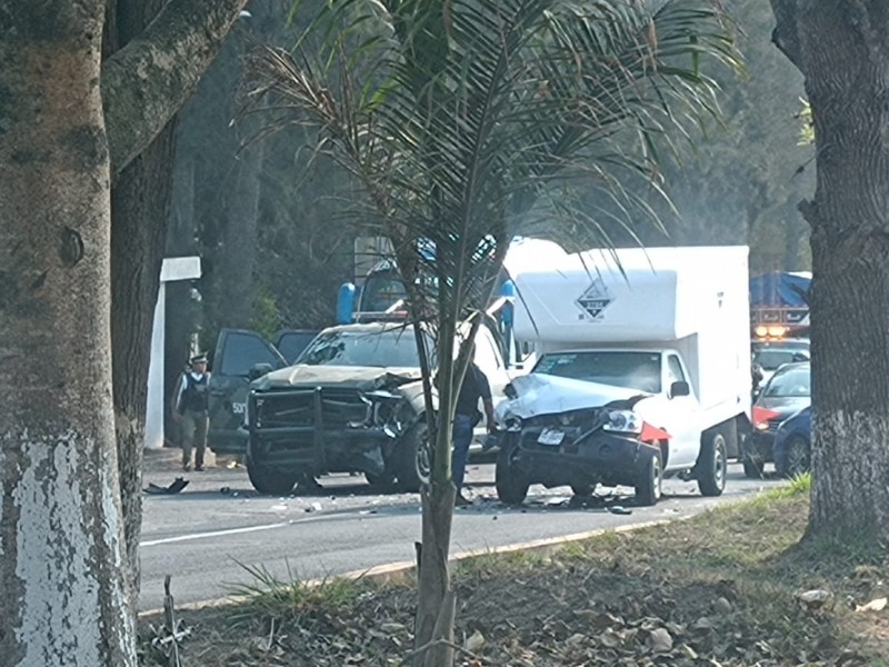 Unidad del Ejército choca contra camioneta en la carretera Xalapa-Veracruz
