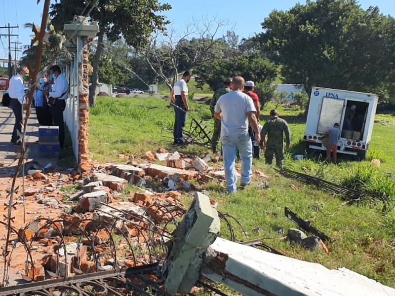 Camioneta derriba barda de la Sexta Región Militar