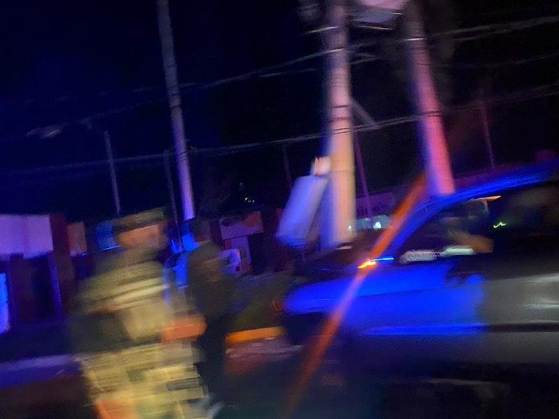 Camioneta derriba poste y deja sin luz el centro de Zihuatanejo