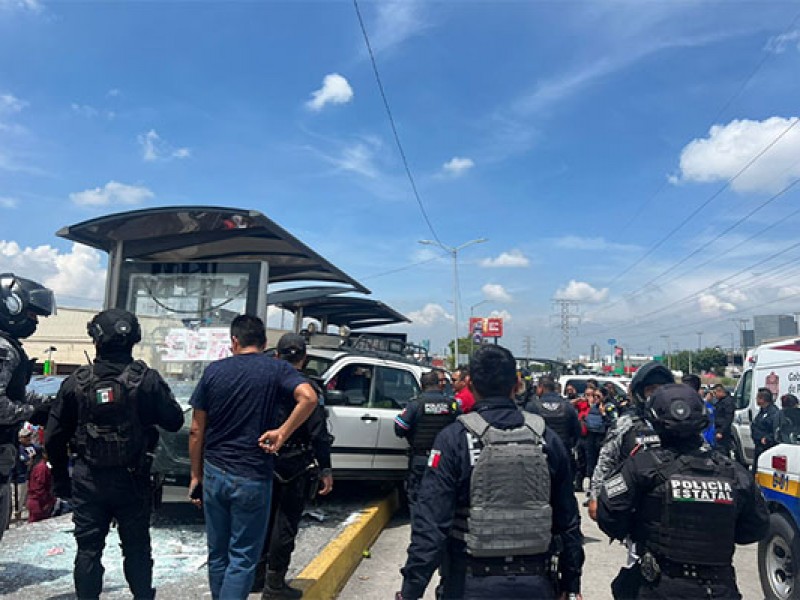 Pierde el control y atropella a 10 personas en Puebla
