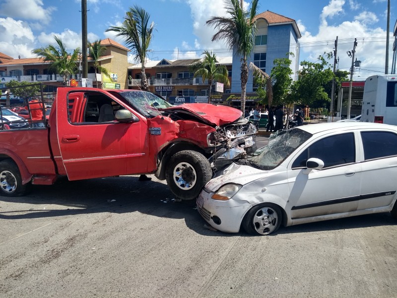 Camioneta embiste a vendedor