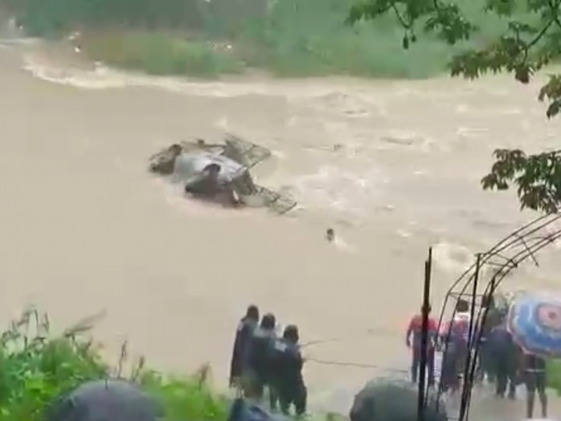 Camioneta es arrastrada por corrientes en río de Juchitán