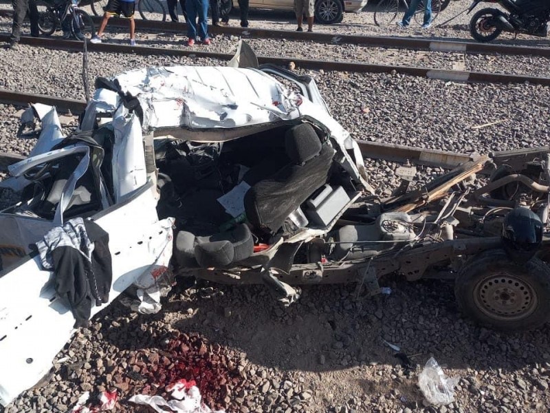 Camioneta fue embestida por tren en Santa María Magdalena