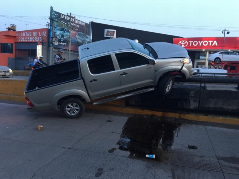 Camioneta impacta contra muro de contención