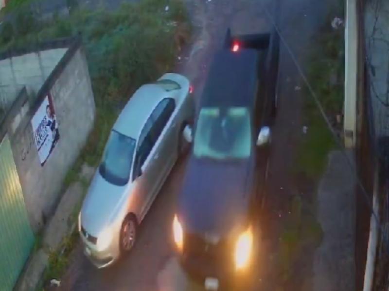 Camioneta intenta cerrar paso a familia para robarle su automóvil en Amalucan