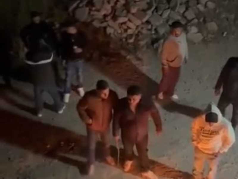 Camioneta los embiste y lanzan bombas molotov