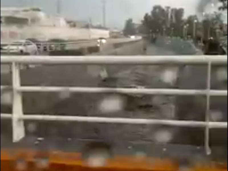 Camioneta no cayó a dren en Av Revolución