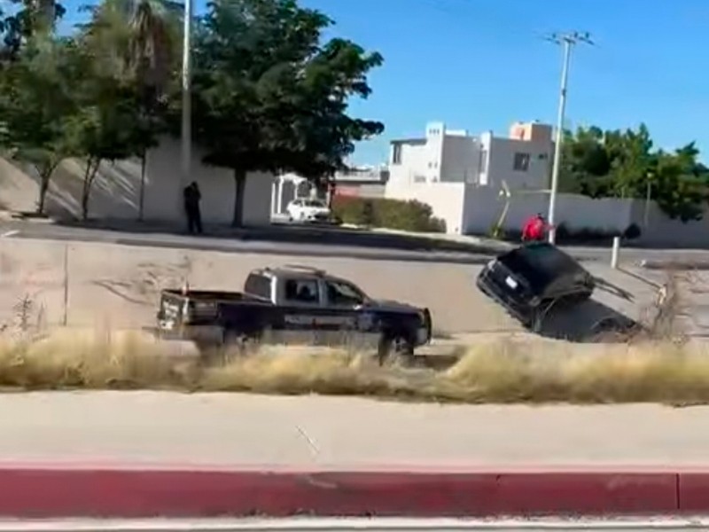 Camioneta pierde el control y cae en Canalecón