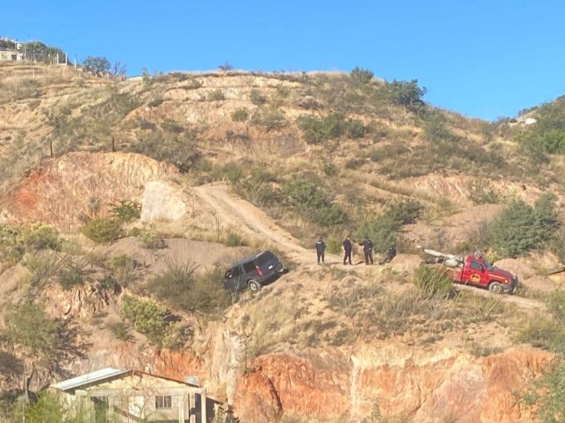 CAMIONETA QUEDA AL BORDE DE UNA LADERA EN LA COLONIA FAUSTINO FÉLIX