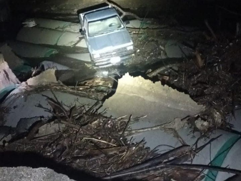 Camioneta quedó varada en paso provisional del Aeropuerto