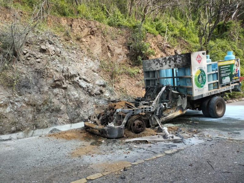Se incendia camioneta de gas Lp en la carretera costera