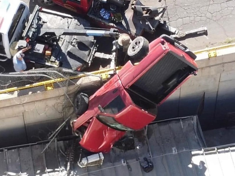 Camioneta cae en techos de comercios desde bulevar el greco