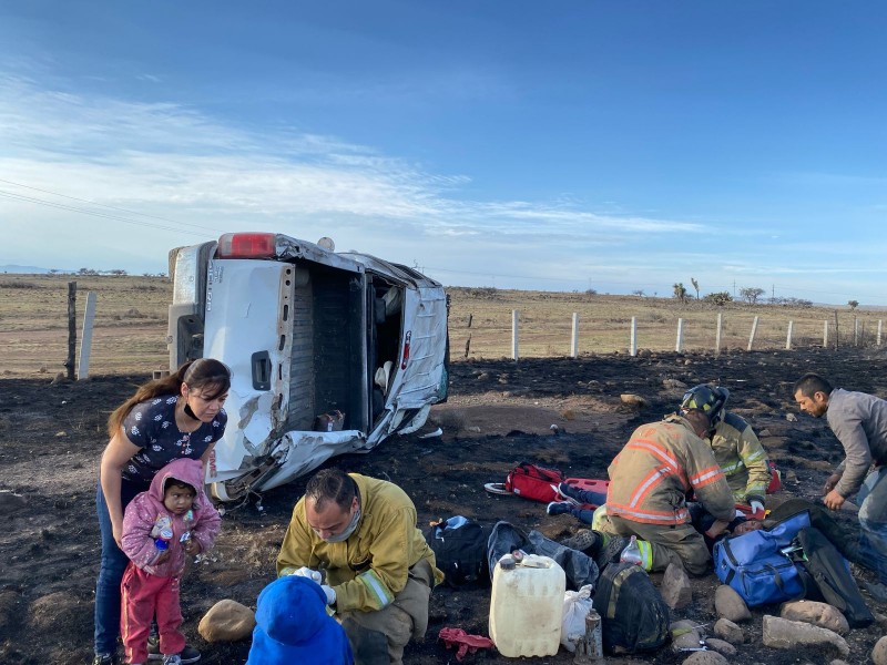 Camioneta se accidenta en el carrizo