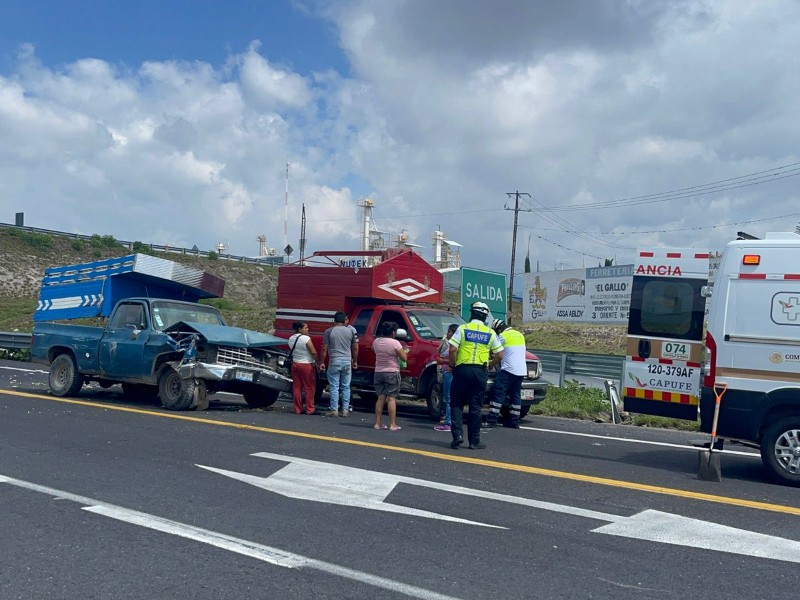 Camioneta se impacta contra barra de contención en la Cuacnopalan-Oaxaca
