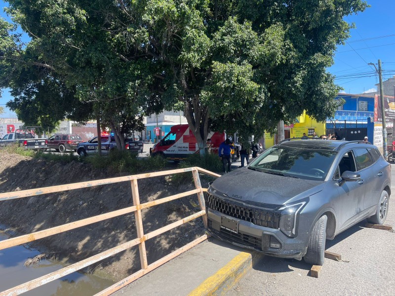 Camioneta se impacta contra el puente de la 19 poniente