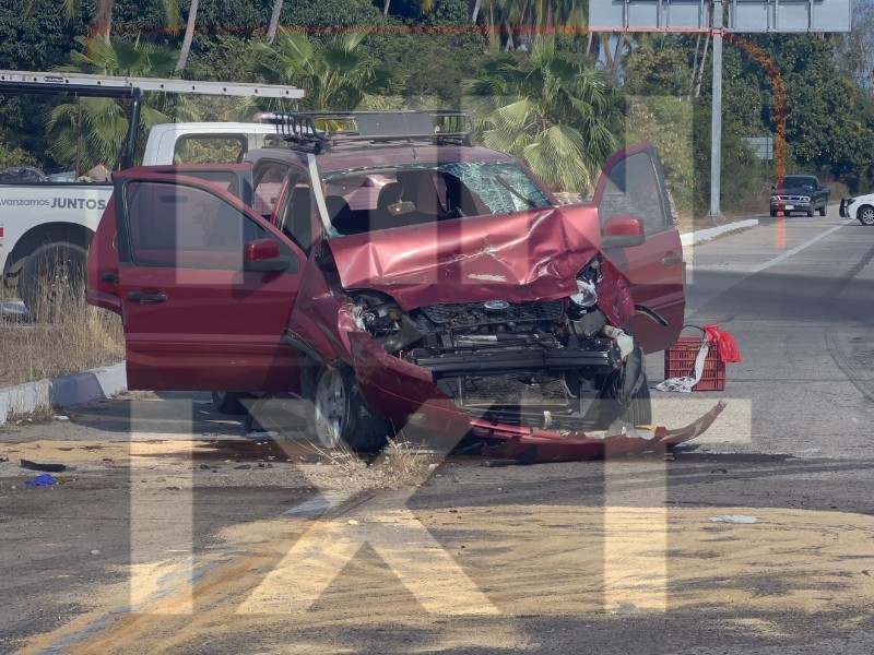Camioneta se impacta contra un tráiler en bulevar Aeropuerto