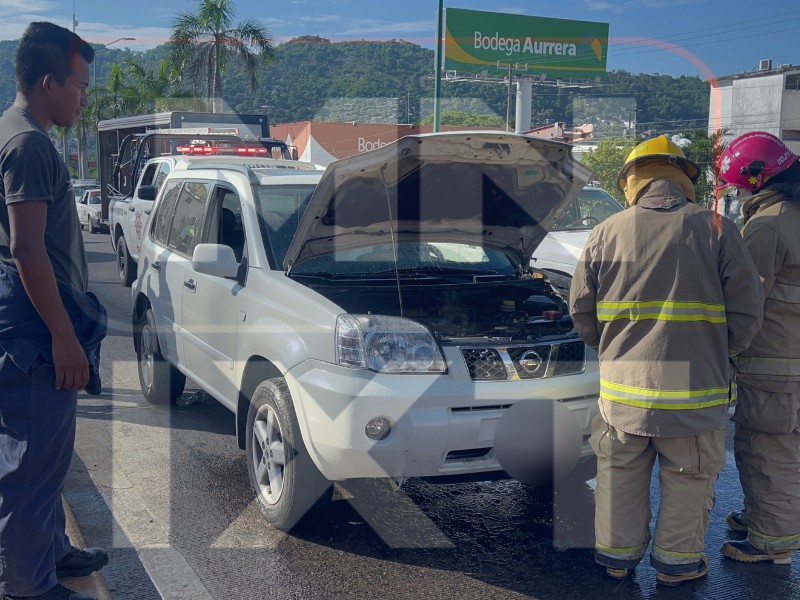 Camioneta se incendia en bulevar Paseo Ixtapa; conductor ileso