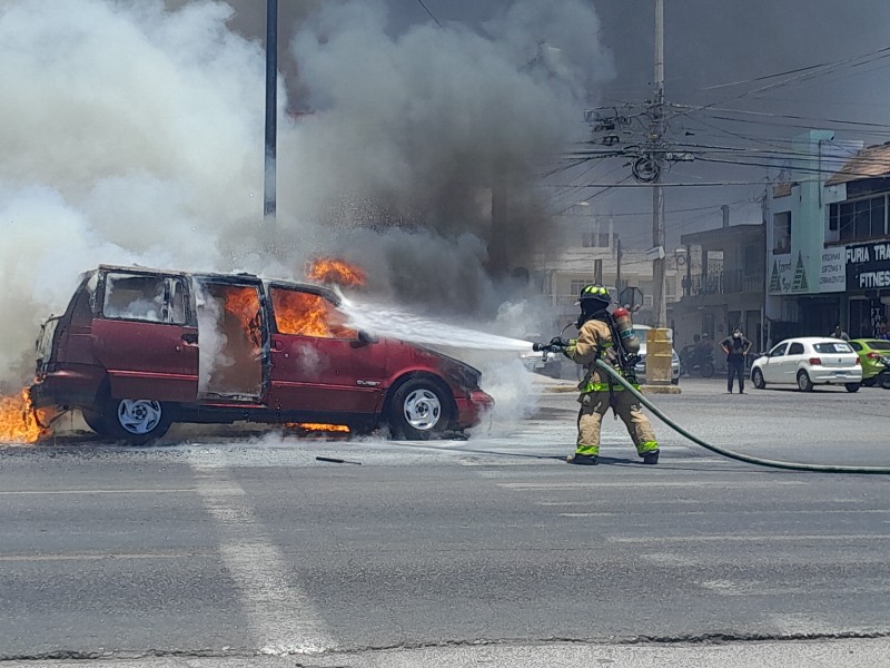Camioneta se incendia sobre la Ejército Mexicano en Mazatlán