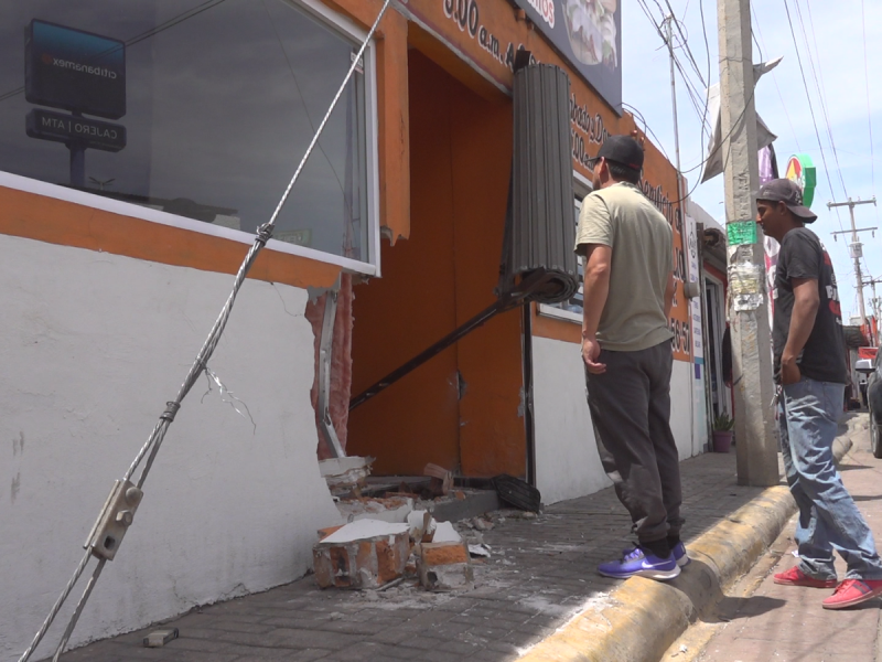 Camioneta se mete a local de tortas