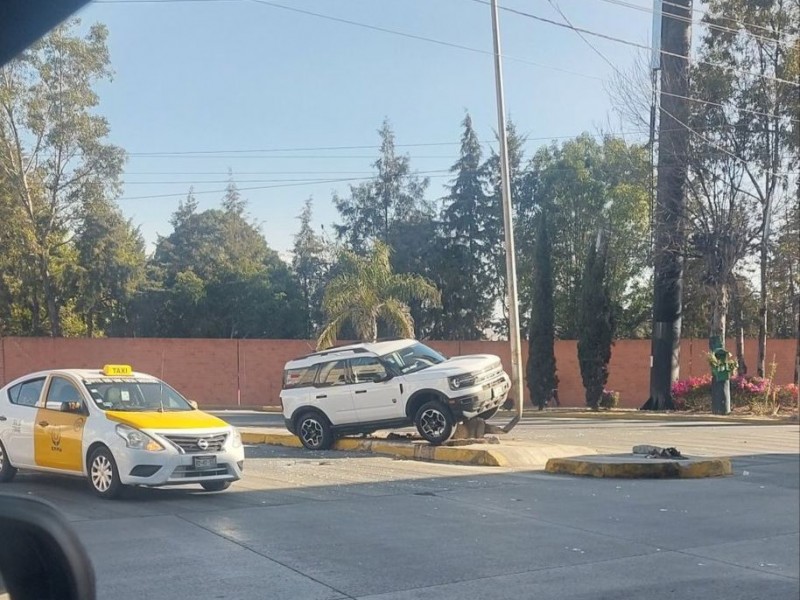 Camioneta se sube a camellón y la abandonan