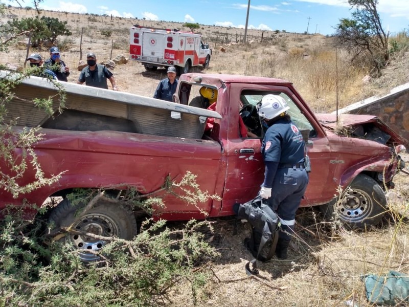 Camioneta se va a un barranco en Genaro Codina