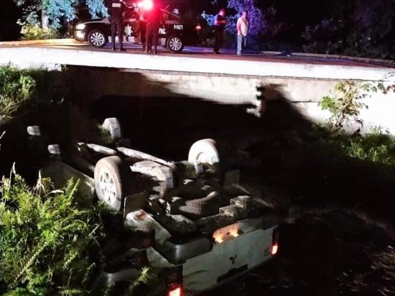 Camioneta se va al fondo de barranca en Teziutlán
