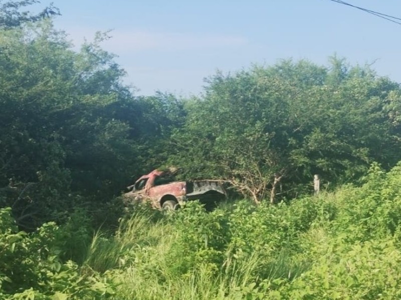 Camioneta sufre accidente y es abandonada en carretera en Salina Cruz–Huatulco
