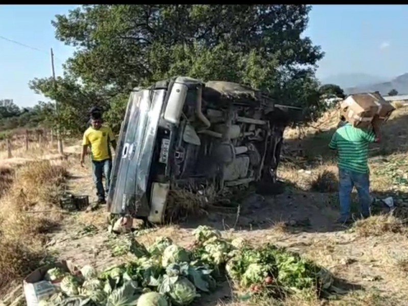 Camioneta sufre volcadura en la supercarretera tramo Mixtequilla-Tehuantepec