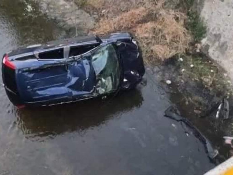 Camioneta termina en cauce de Río Sabinal