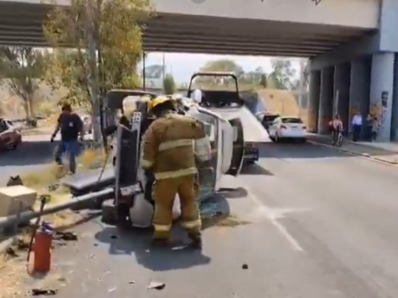 Camioneta termina volcada en bulevar forjadores